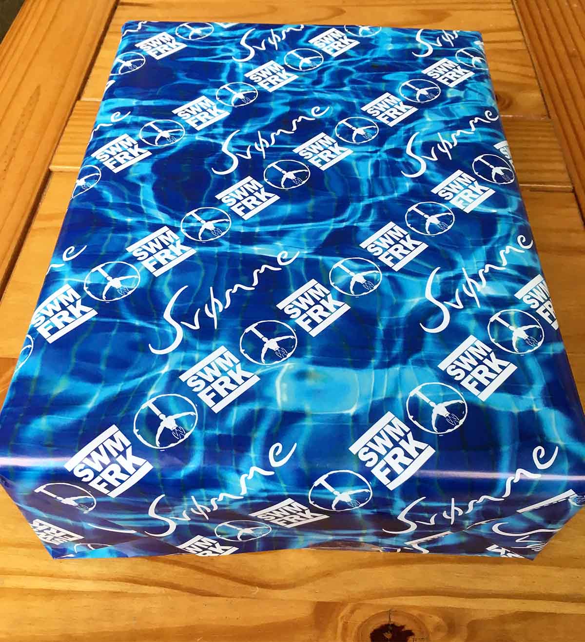 SF_Geschenkpapier_Box2 swimfreak Geschenkpapier | Mit swømme Aufdruck