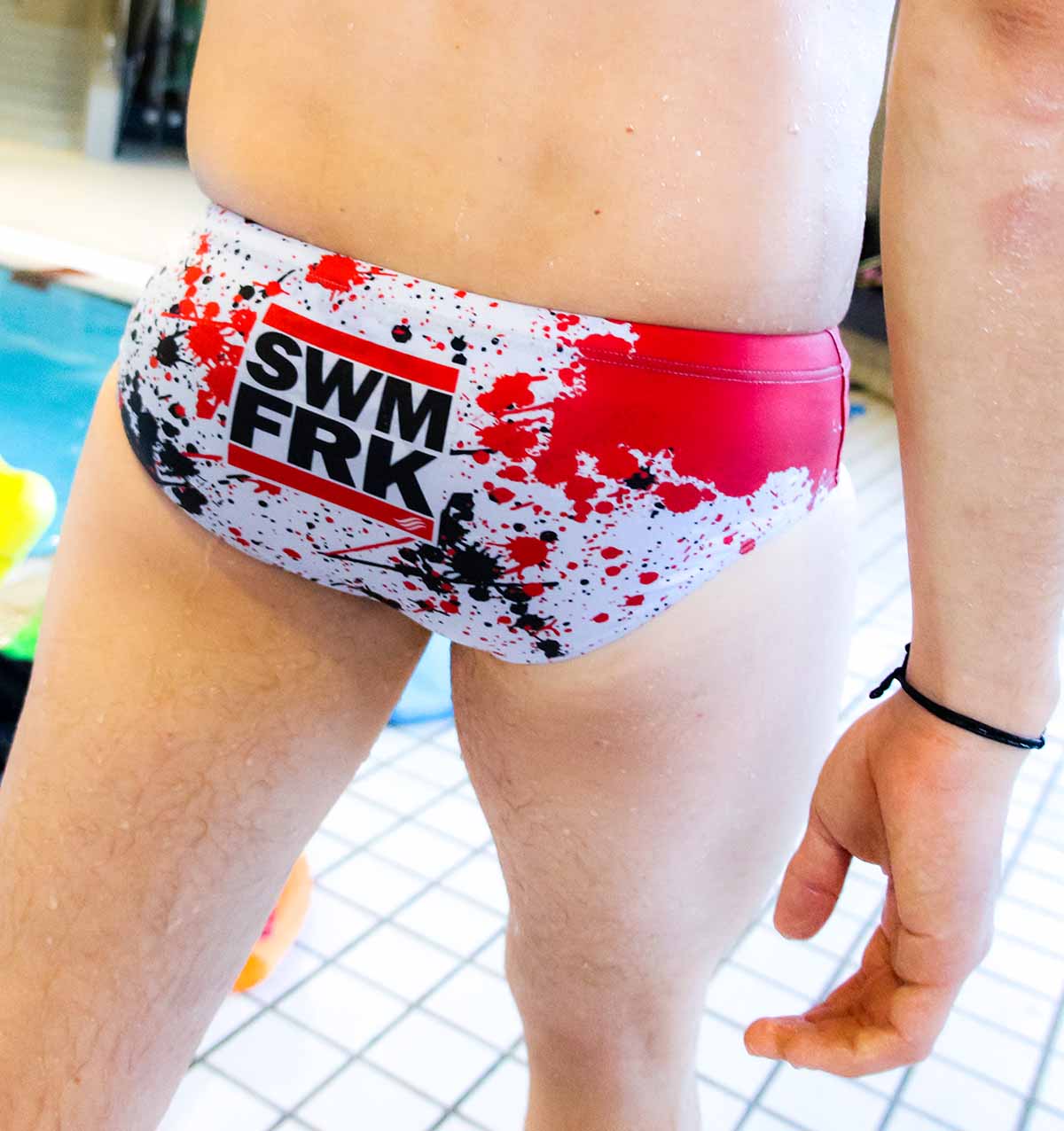 Die swimfreak-Box | Mit Schwimmanzug oder -hose im swimfreak Design | Jetzt anmelden